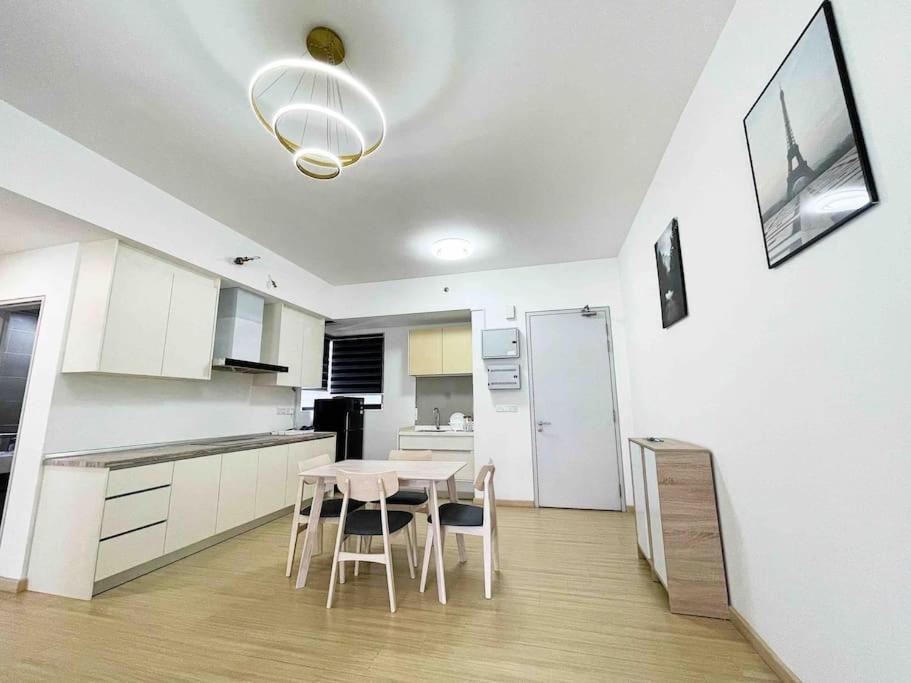 Cozy & Comfy Home Dsara Sentral Opposite Mrt Sungai Buloh Exterior photo